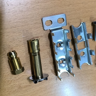 PILOTO COCINA INDUSTRIAL 3 LLAMAS, GAS LICUADO/GAS NATURAL, PARTE SUPERIOR PILOTO 3 LLAMAS+TORNILLOS+SOPORTE+TUERCA CON OVALILLO, 100045D - Imagen 1