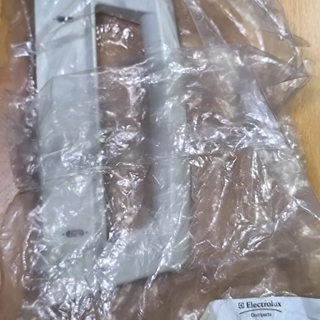 TIRADOR PUERTA FRIGORIFICO ZANUSSI, DISTANCIA TORNILLOS SUJECCION 133MM, RECAMBIO ORIGINAL, 2236290017 - Imagen 2